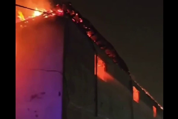 Здание общежития сгорело в Астане (ВИДЕО)