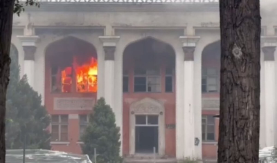 Заброшенное здание больницы горит в Алматы