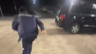 Мужчина в полицейской форме сбежал от снимавших его людей в Талгаре (видео)