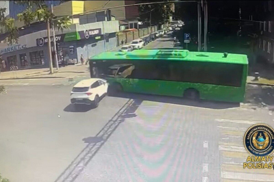 Суд Алматы отменил арест для подозреваемой в ДТП с автобусом
