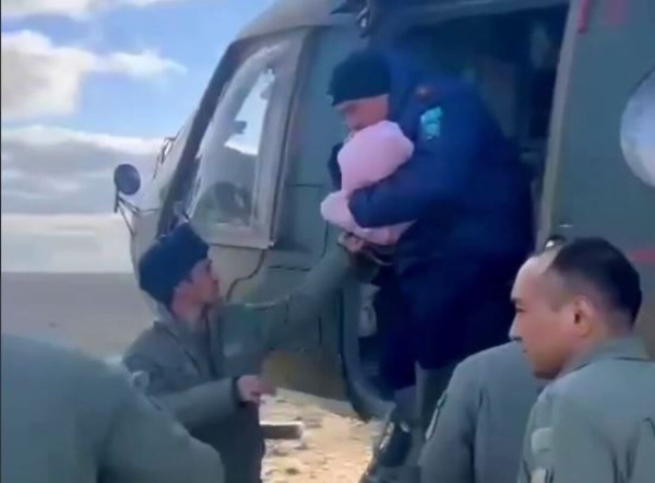 Две близняшки родились в подтопленном селе Актюбинской области и были эвакуированы вертолетом (ВИДЕО)