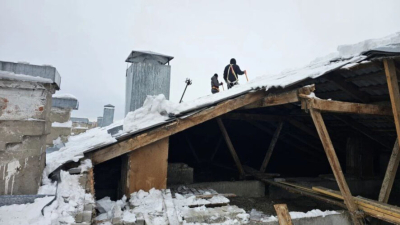 Безопасность жильцов снова под угрозой: крыша очередного жилого дома обвалилась в Казани 20/02/2026 – Новости