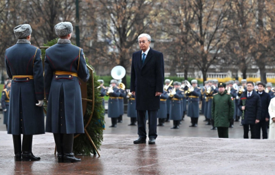 Токаев возложил цветы к “Могиле неизвестного солдата” в Москве