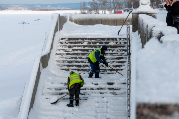 Максим Афанасьев попросил тюменцев писать о скоплении снега или сосулек