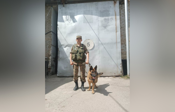 В Усть-Каменогорске водитель пытался пронести мобильный телефон в учреждение максимальной безопасности