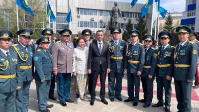 Военнослужащие теробороны возложили цветы к памятнику Алие Молдагуловой