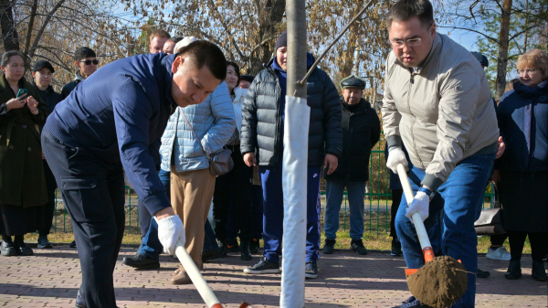 Аким Павлодарской области принял участие в осеннем субботнике