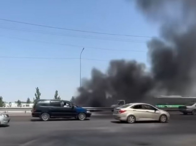 Mercedes-Benz сгорел дотла в Алматы (ВИДЕО)