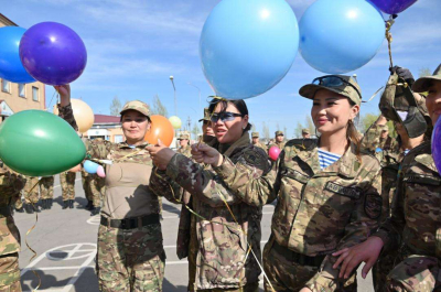 Женщины-военнослужащие готовятся пройти отдельным расчетом на параде в Астане