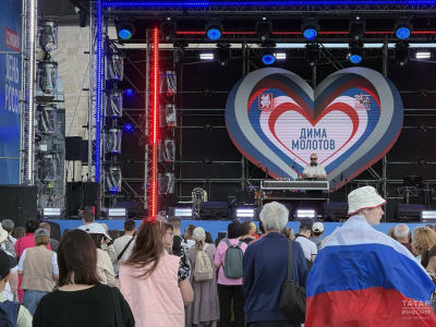 На сцене у центра семьи &laquo;Казан&raquo; начался праздничный концерт ко Дню России.