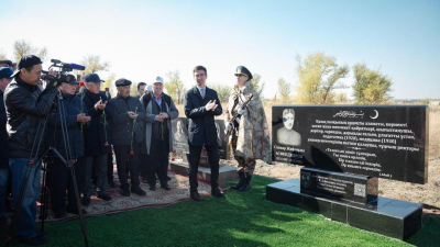 Мемориал памяти Санжара Асфендиярова открыли в месте его захоронения в Алматинской области