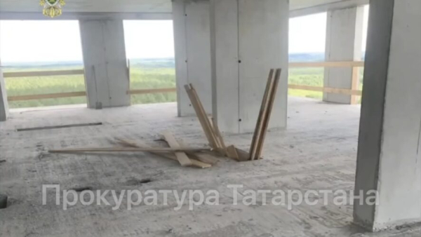 Выброшенная с высоты 20-го этажа балка убила водителя на стройке в Татарстане - видео 19/06/2026 &ndash; Новости