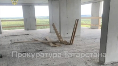 Выброшенная с высоты 20-го этажа балка убила водителя на стройке в Татарстане - видео 19/06/2026 &ndash; Новости