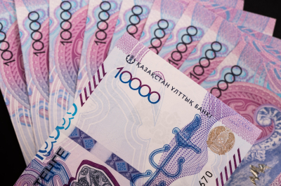 Какую поддержку получают ветераны войны и труда в Казахстане?