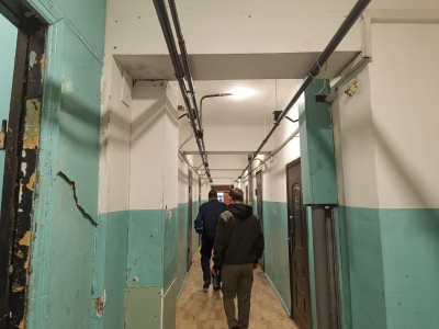 Жильцы не могут добиться ремонта ветхого дома в Тюмени: &laquo;Не дай Бог, вывалится рама&raquo;