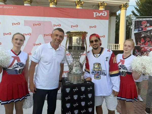 Кубок Гагарина вновь привезли в Бугульму двукратный чемпион КХЛ Артур Каюмов