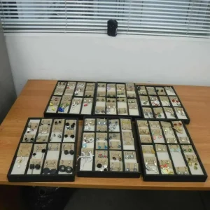 В аэропорту Казани у пассажирки изъяли 100 пар сережек и 21 пару очков