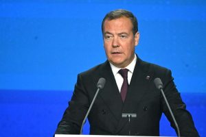 Медведев призвал немцев избавиться от Мерца