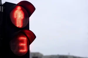 В Казани легковушка протаранила мотоцикл на светофоре