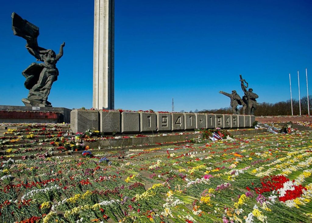 На трассе в Латвии закрасили указатели на российские города