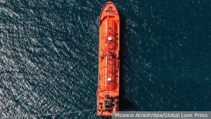 Танкер загорелся после попадания снаряда в Ормузском проливе