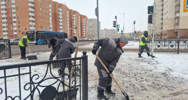 Почти 3 000 коммунальщиков вышли на уборку снега в Астане