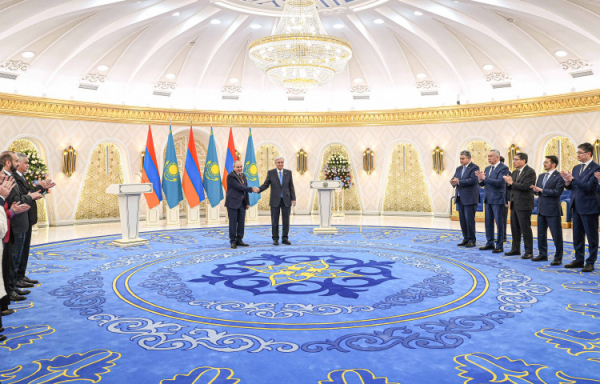 Высшая награда Казахстана вручена Пашиняну