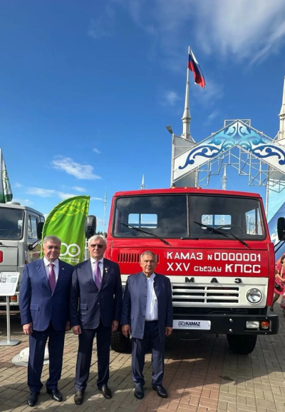 Рустам Минниханов сфотографировался у первого КАМАЗа в Челнах